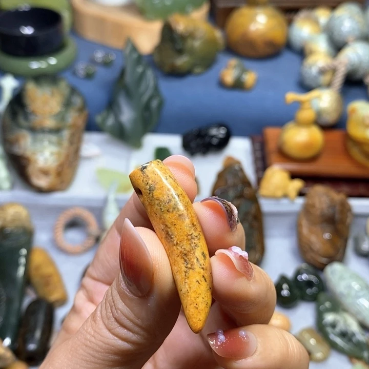 未镶嵌岫岩河磨玉（透闪石质玉）挂件