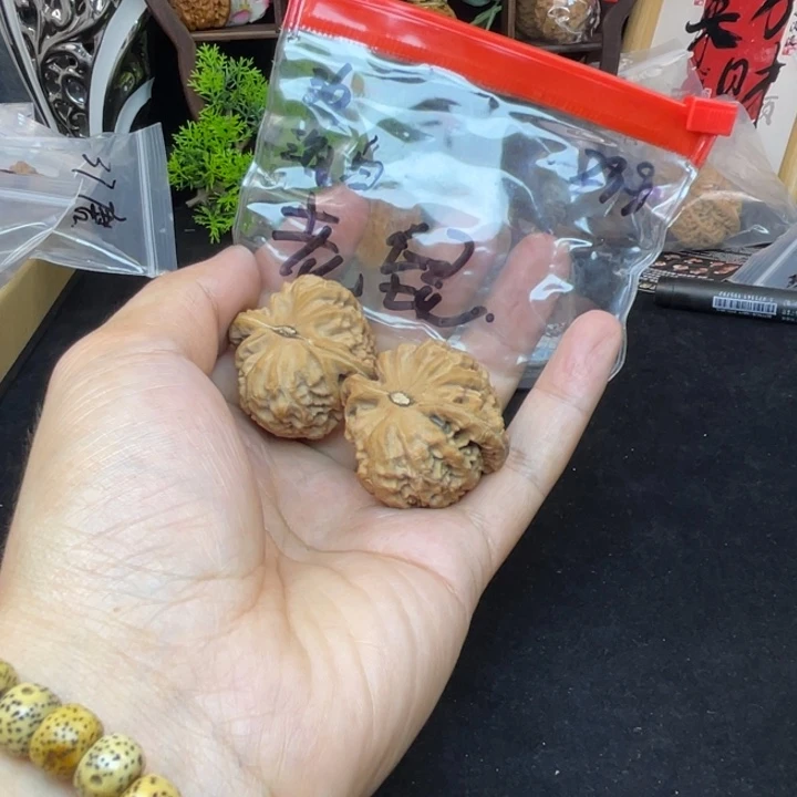 文玩核桃吊坠老*白狮子