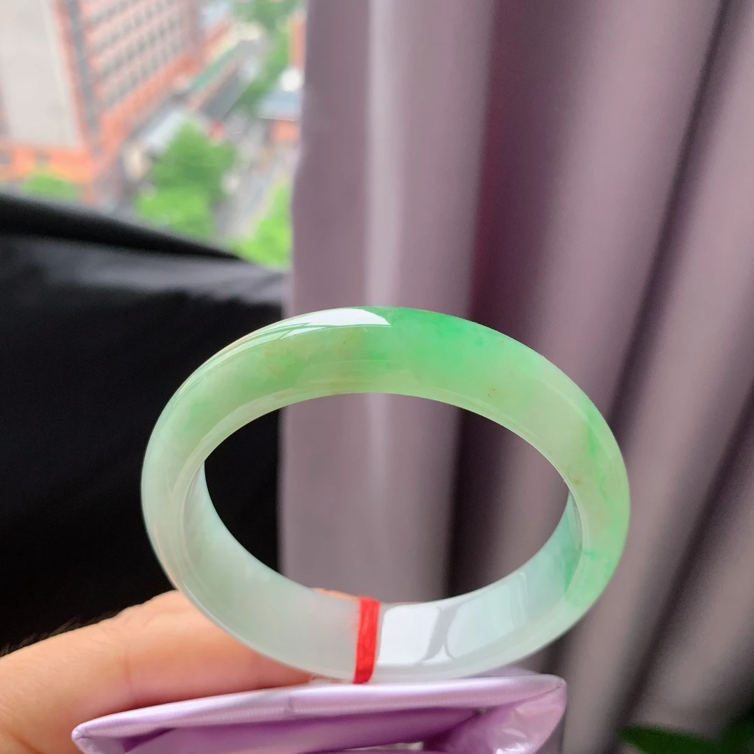 缅甸天然翡翠冰绿带黄翡正圈53.5圈口底子细腻种老干净清爽特色