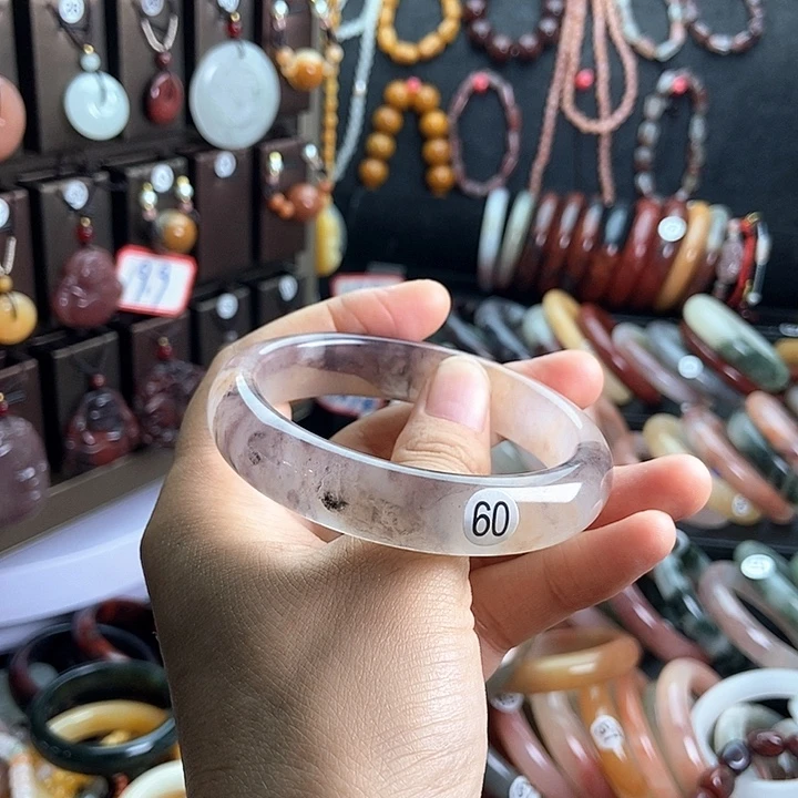 依***然未镶嵌手镯石英质玉