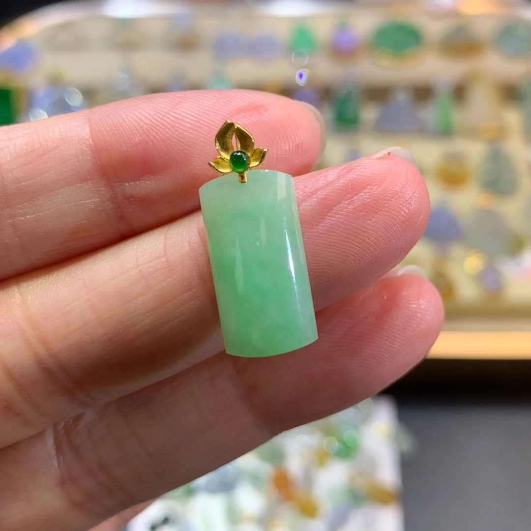 翡翠18K金镶嵌颈饰
