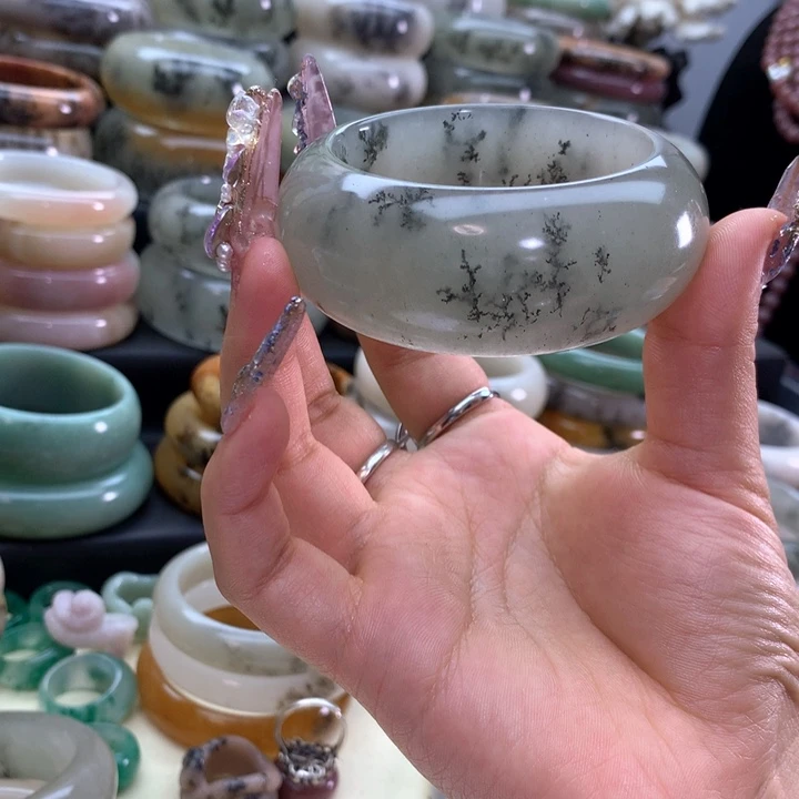 敏***未镶嵌手镯石英质玉