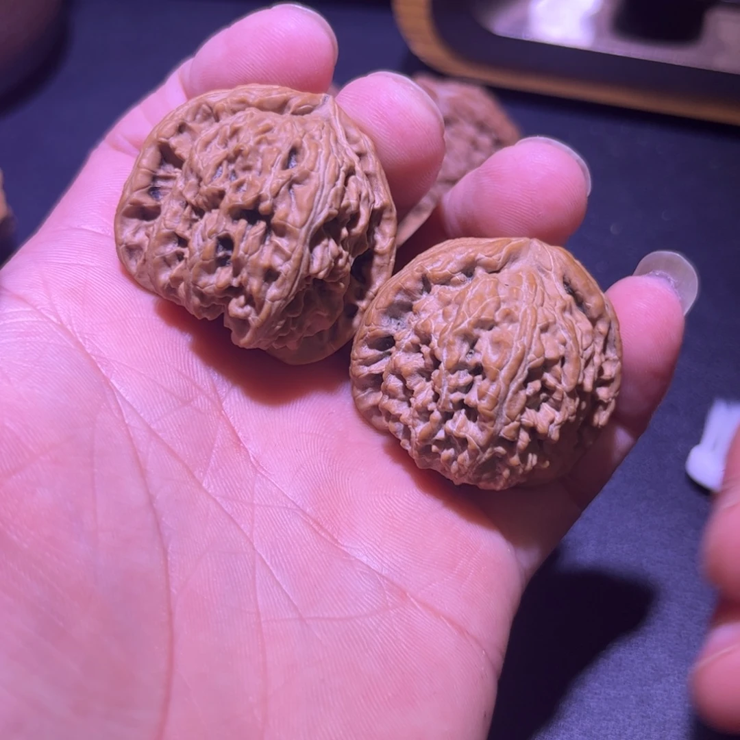 文玩核桃吊坠白狮子