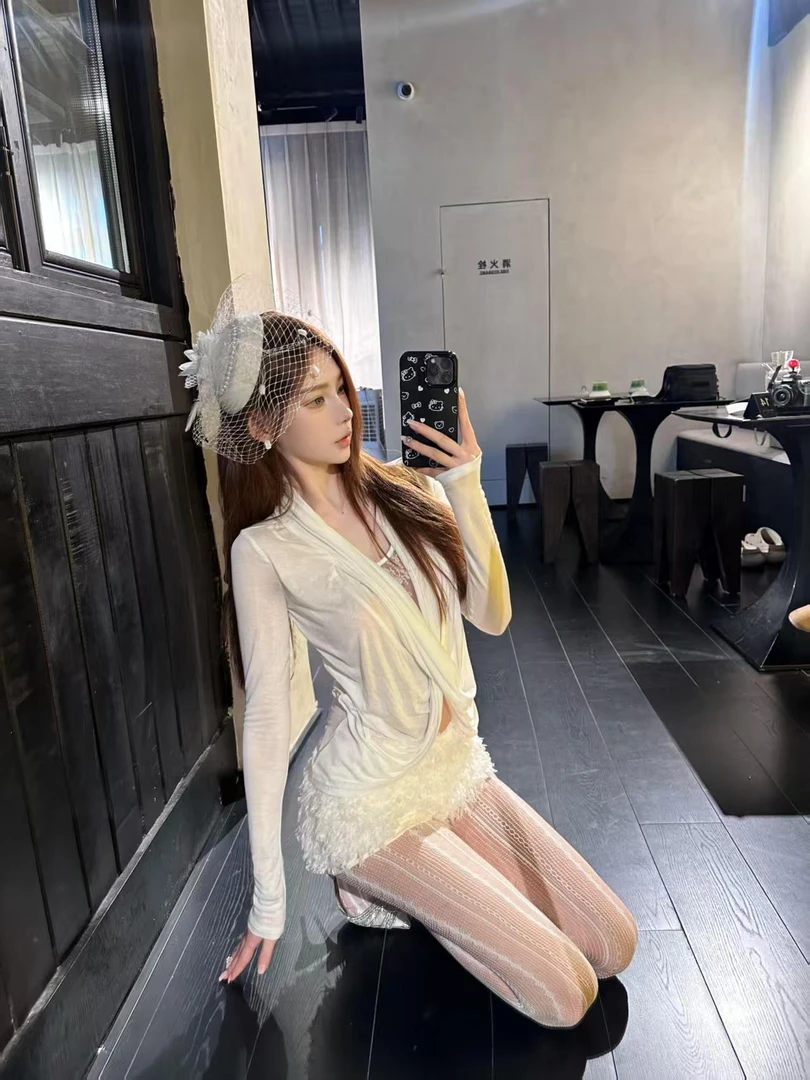 深度诱惑 交叉荡领小心机假两件上衣纯欲风辣妹低腰百搭毛毛短裤