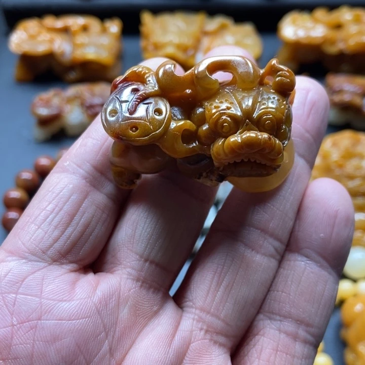 石英质玉（黄龙玉）未镶嵌颈饰
