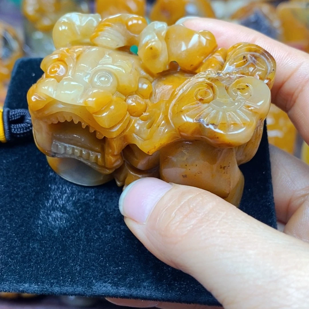 未镶嵌石英质玉（黄龙玉）颈饰
