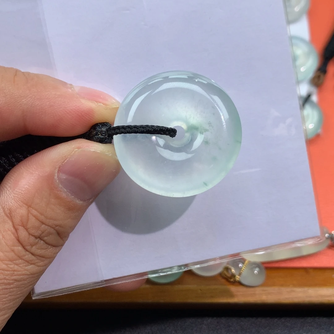 翡翠未镶嵌颈饰平安扣