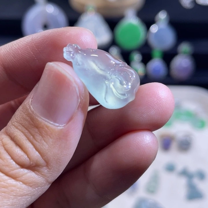 翡翠未镶嵌颈饰玉兰花