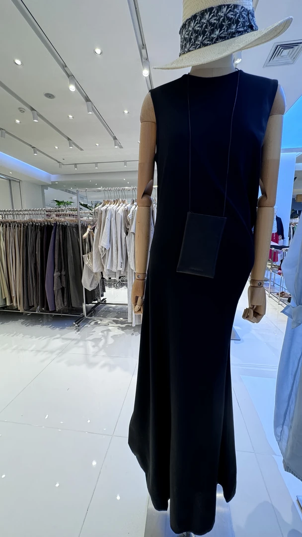 金芳朵黑色坎袖连衣裙