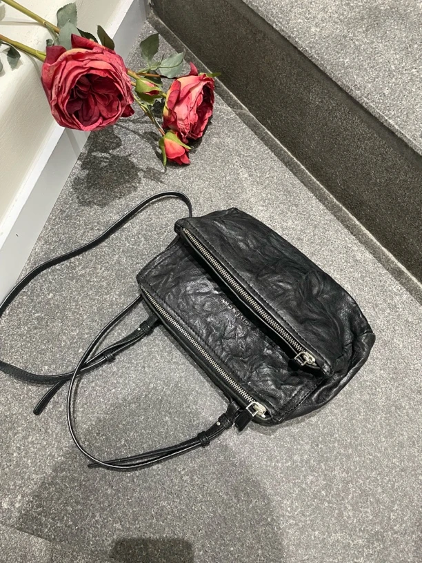 95新 Givenchy/纪梵希 98新 黑金盒子褶皱小号斜挎包
