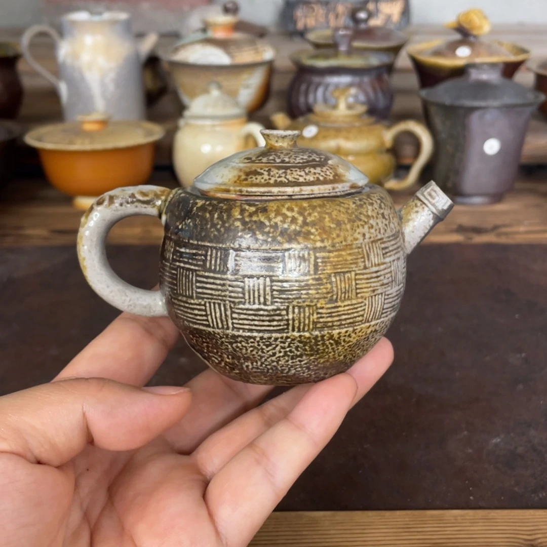 柴烧。  陶泥。   柴烧。