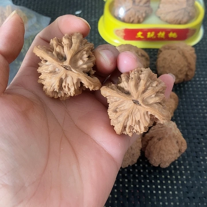 姜***戈吊坠文玩核桃麦穗儿虎头