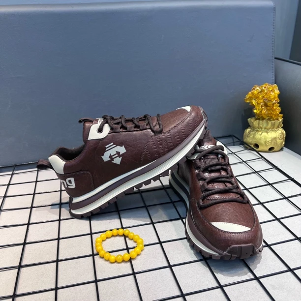 2025秋季新款引领时尚潮流休闲男士潮鞋皮面拼接舒适百搭男款鞋