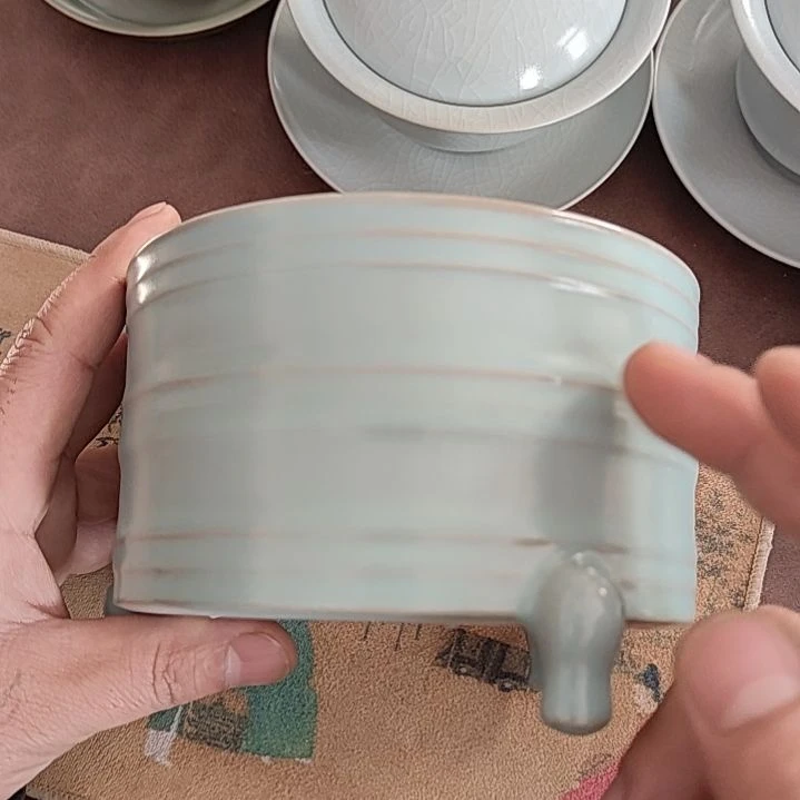 杯子天青釉 三足弦纹尊