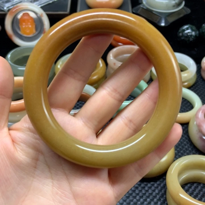 石英质玉手镯未镶嵌