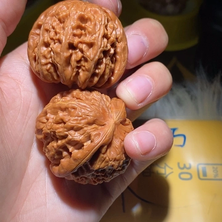 a***7文玩核桃吊坠瑕疵白狮子