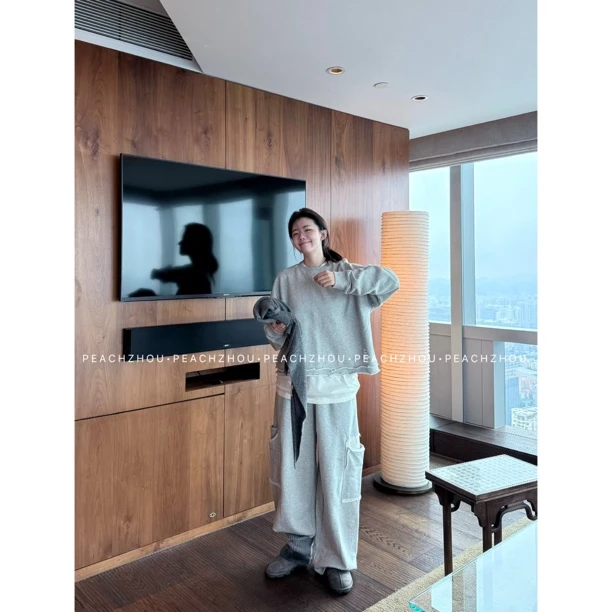 『PEACHZHOU』不规则磨破双层卷边毛圈下摆宽松圆领短款长袖卫衣女