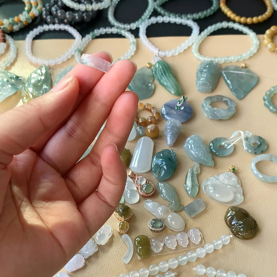 翡翠未镶嵌颈饰马鞍戒