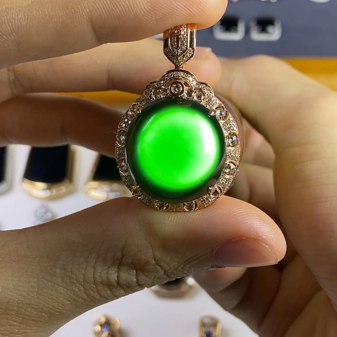 颈饰18K金镶嵌翡翠