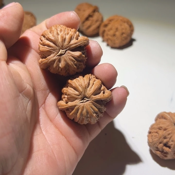 欠***下把件文玩核桃闷白