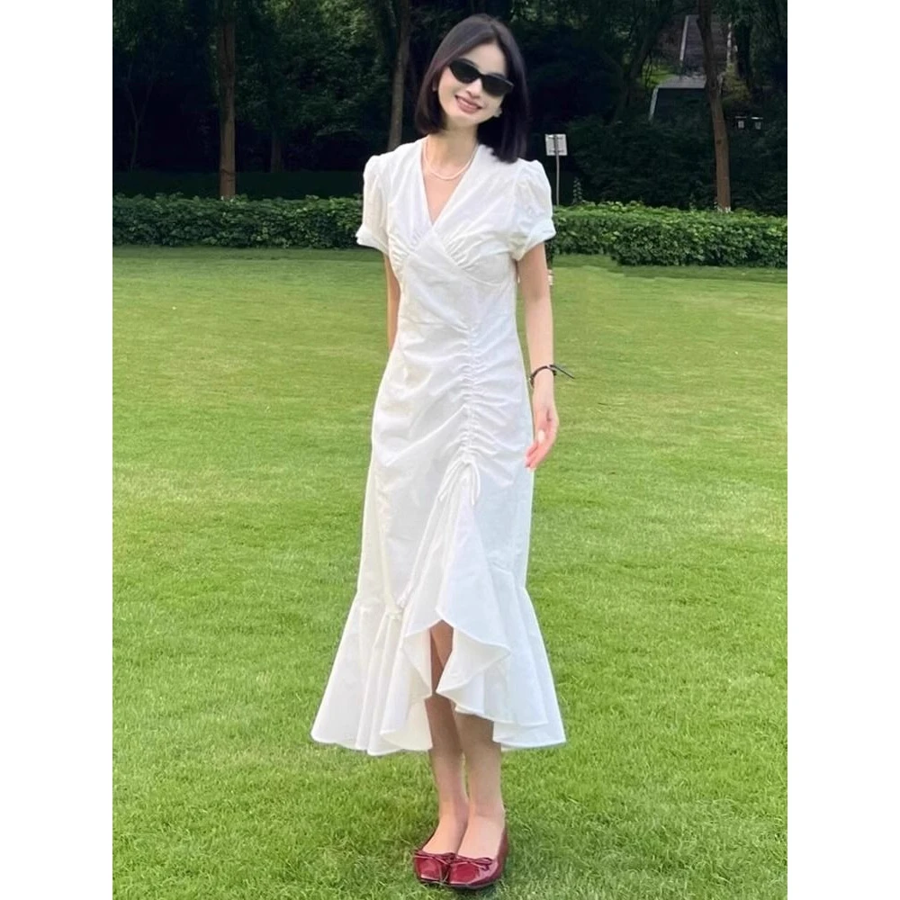 法式气质v领抽褶收腰荷叶边不规则设计感白色长款连衣裙子女夏季