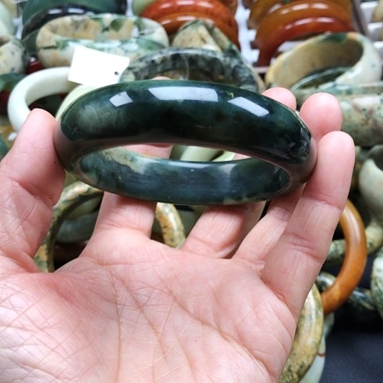 蛇纹石玉手镯未镶嵌小*女