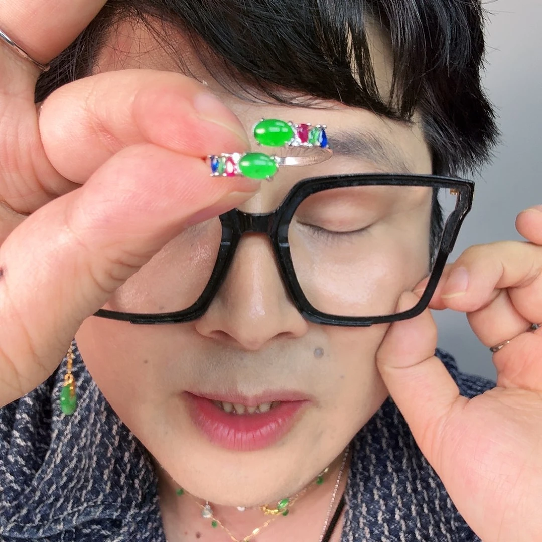 L***M翡翠未镶嵌颈饰一件