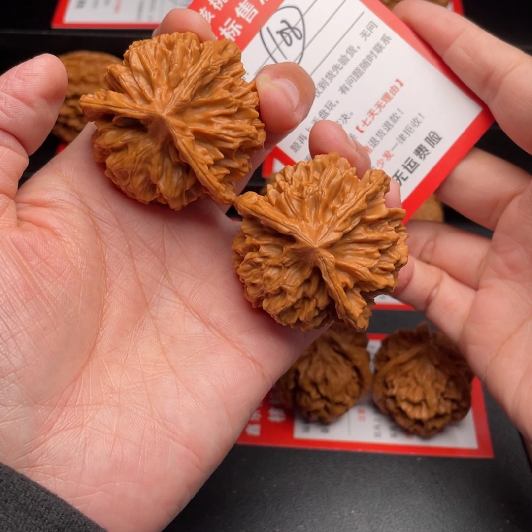 文玩核桃把件三棱45克重51