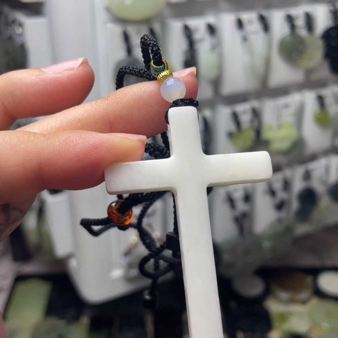 岫玉未镶嵌颈饰狗*儿十字架