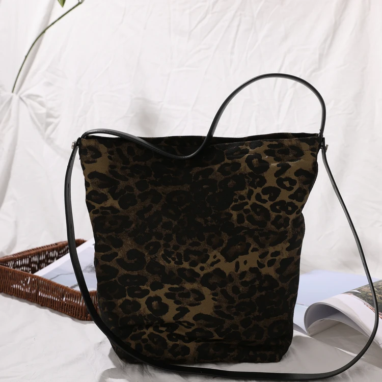 西町村屋轻潮豹纹单肩包女新款复古气质百搭手提水桶包XA9D60048