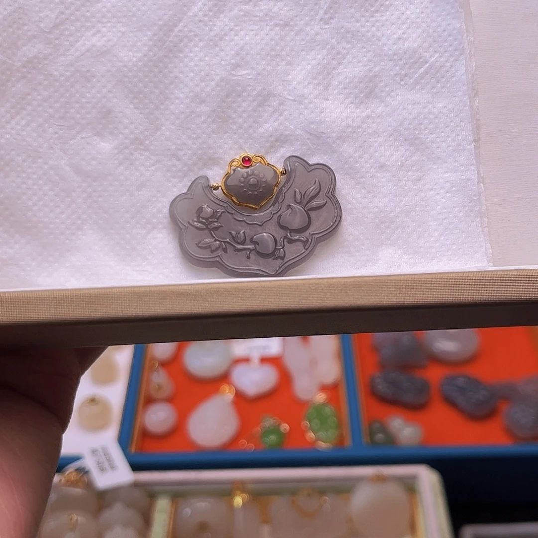 和田玉18K金镶嵌颈饰