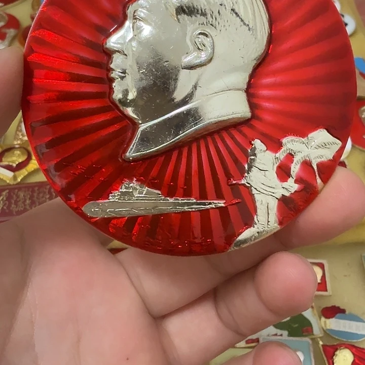用***3其他普通金属毛爷爷像章，万岁