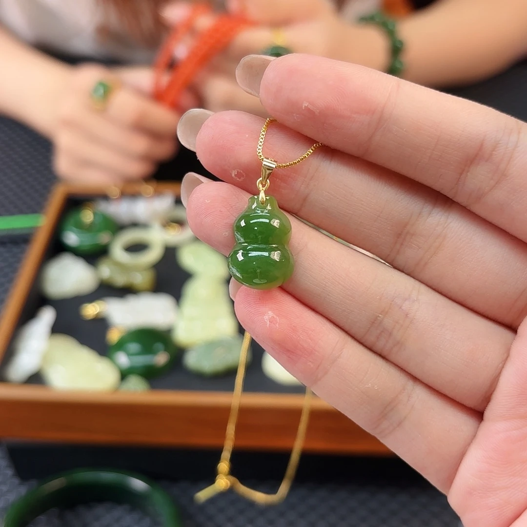 和田玉银S925镶嵌颈饰苹果绿葫芦卡18 13