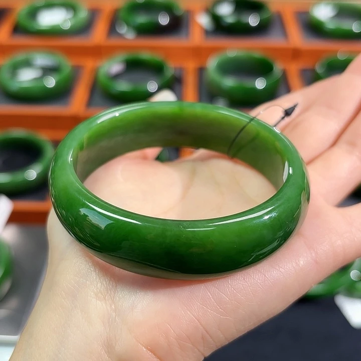 和田玉（碧玉）未镶嵌手镯偏粉阳绿