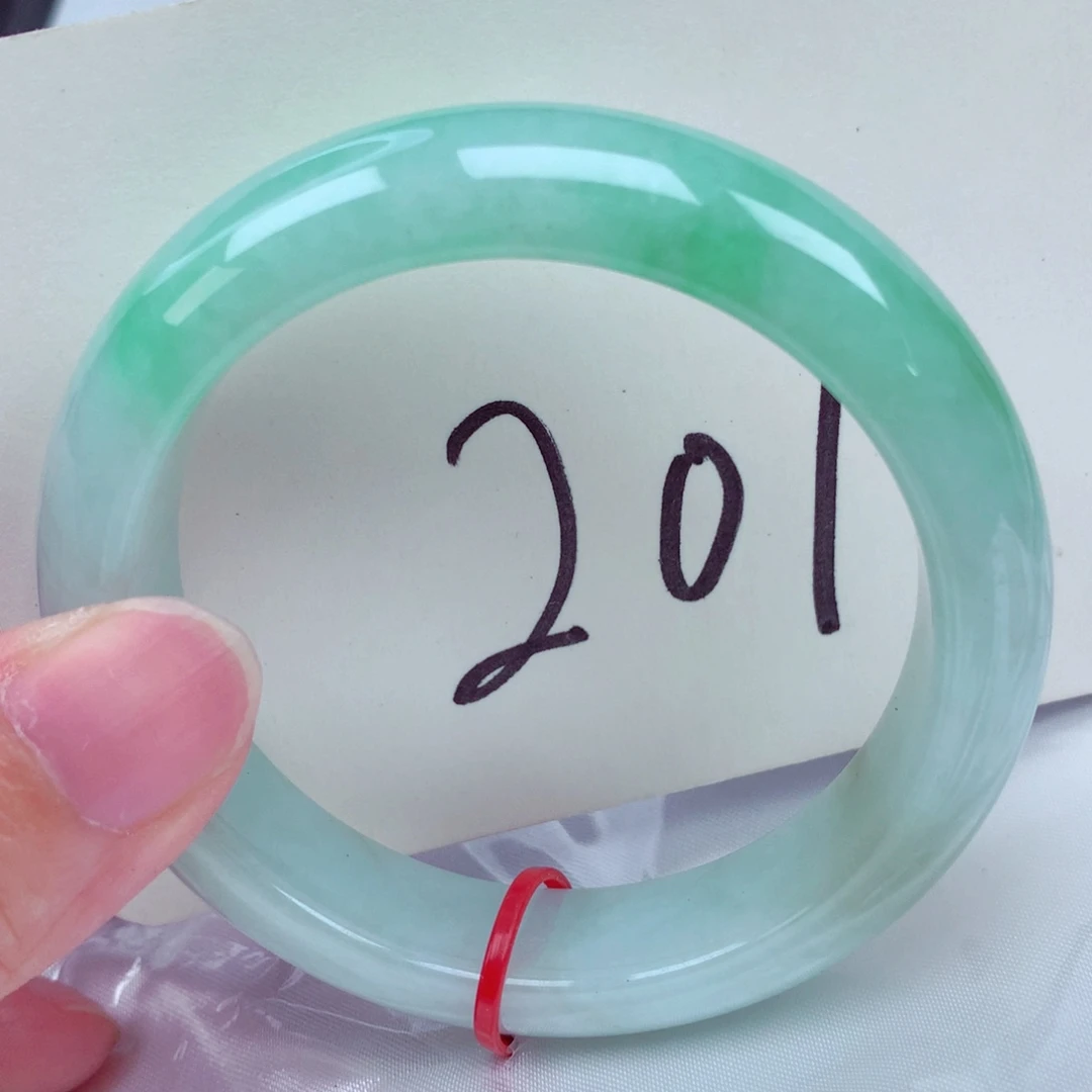 翡翠手镯未镶嵌翡翠