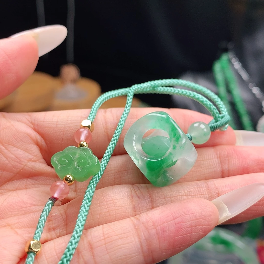 石英质玉吊坠未镶嵌