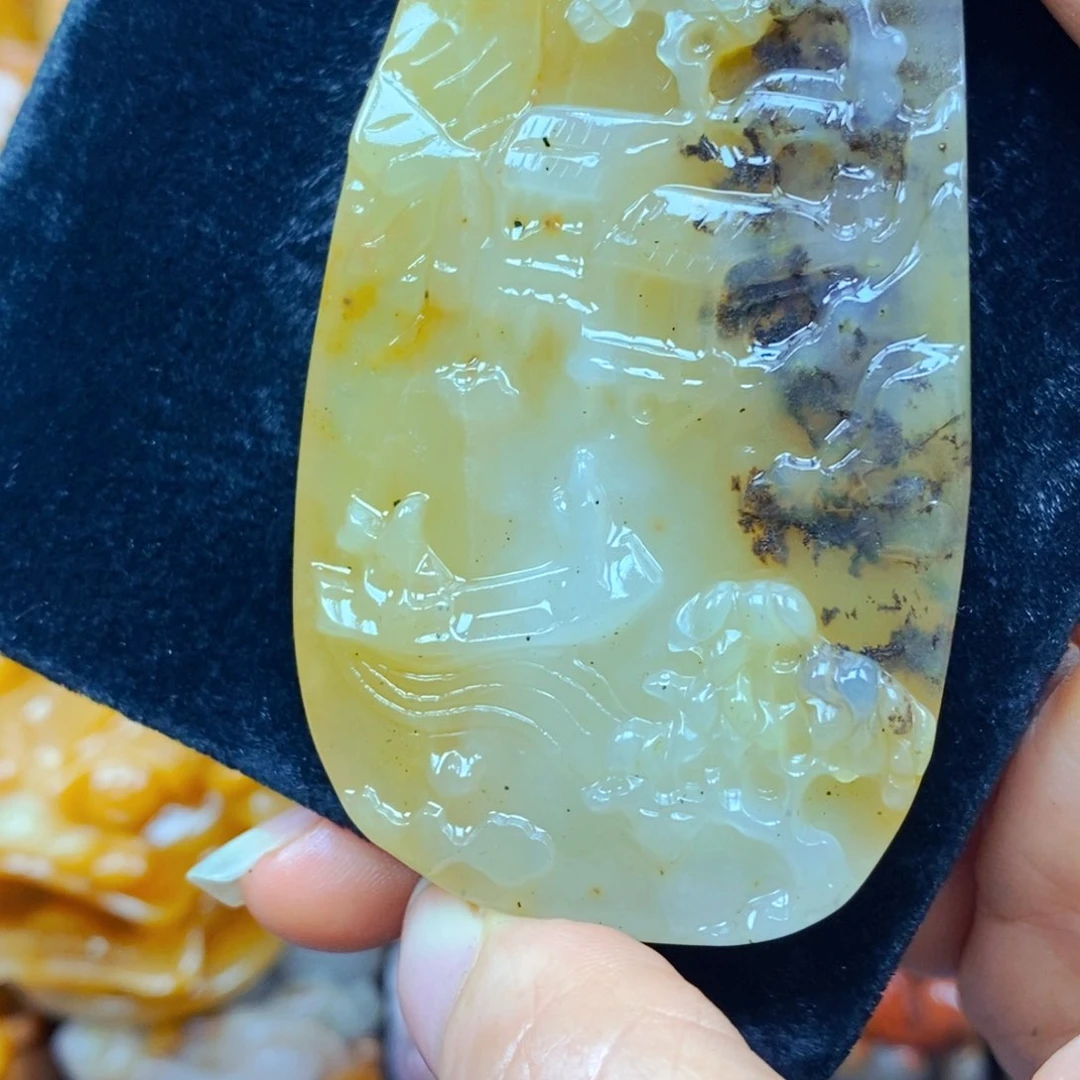 未镶嵌石英质玉（黄龙玉）颈饰