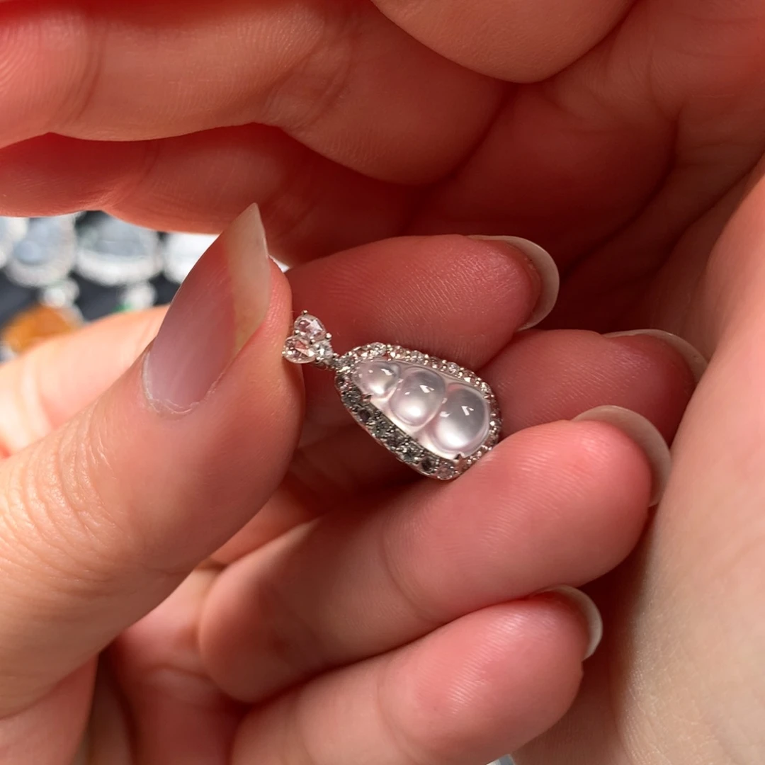 颈饰18K金镶嵌翡翠玻璃豆子