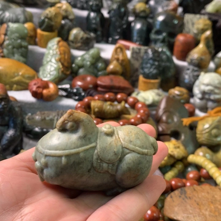 未镶嵌岫岩河磨玉（透闪石质玉）把件