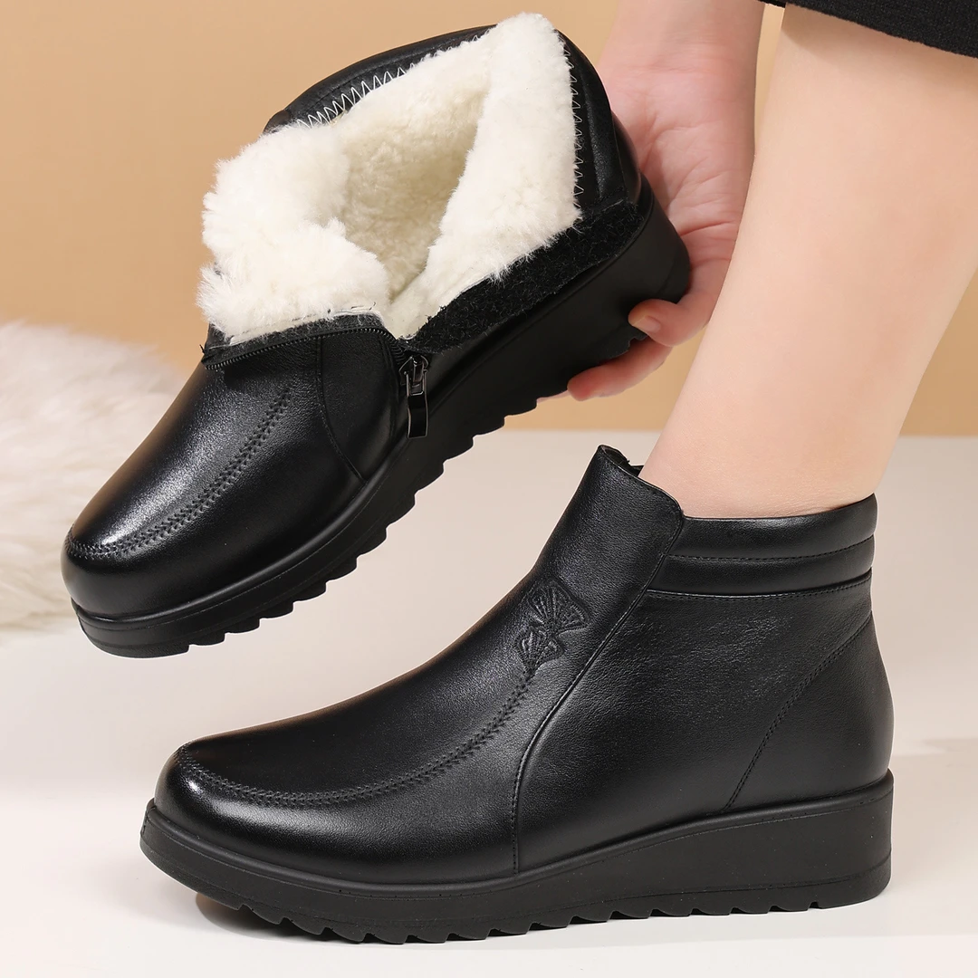 真皮软底皮毛一体妈妈棉鞋冬季保暖加厚羊毛短靴防滑大码老年棉靴