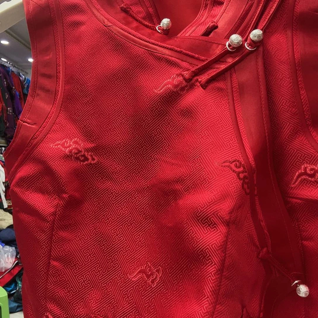 闪电购红色马夹M。