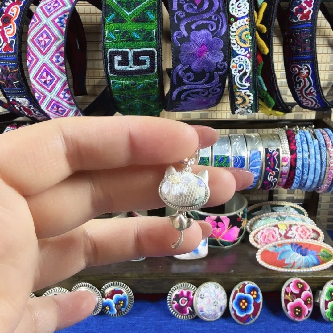 传承非遗刺绣饰品05