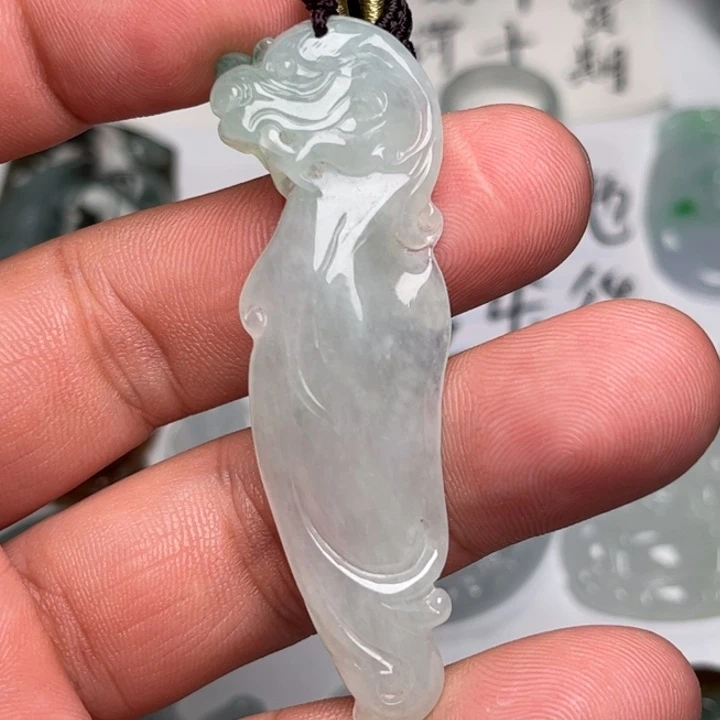 翡翠未镶嵌颈饰龙牙