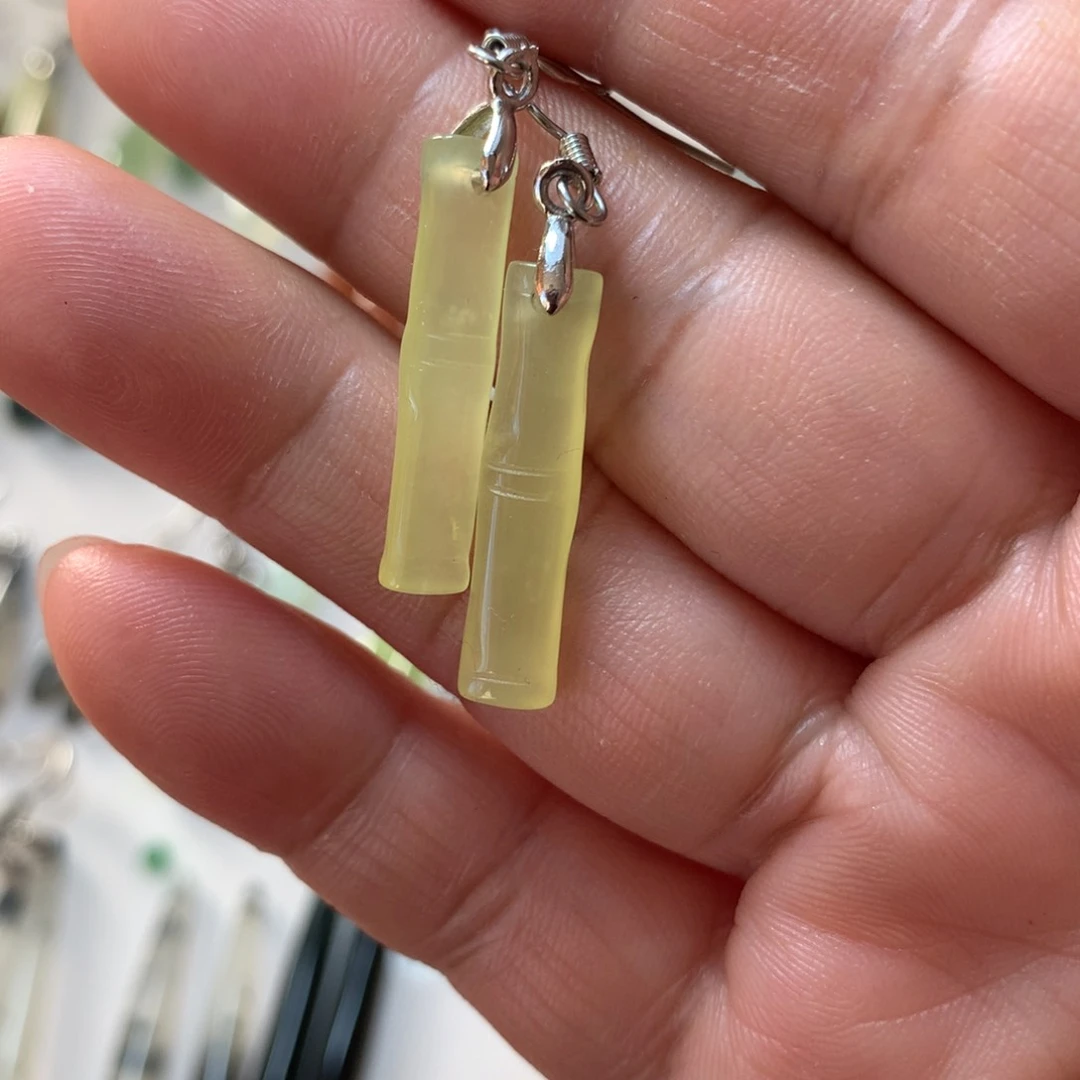 蛇纹石玉耳环未镶嵌