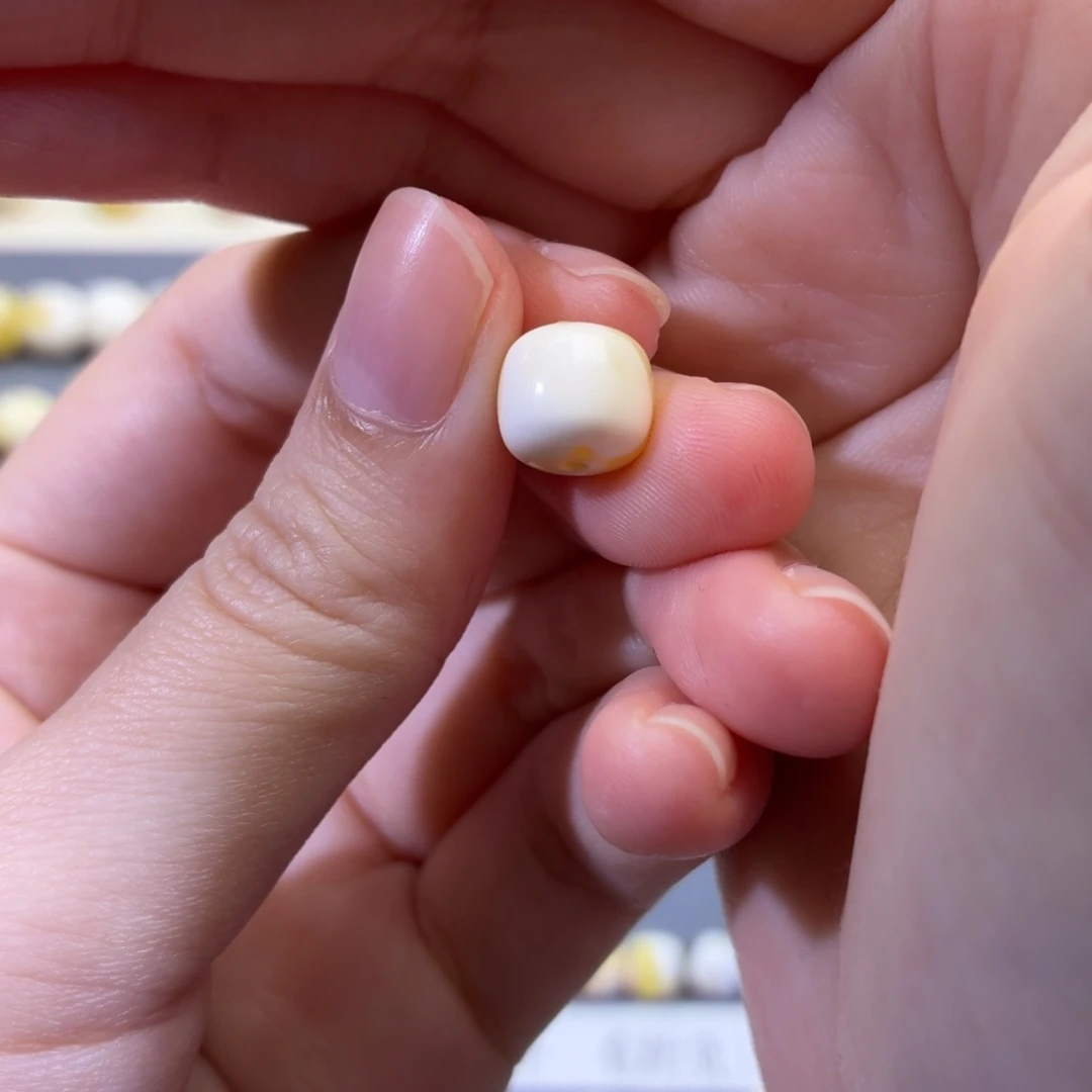 悠***奶琥珀未镶嵌珠宝奇石