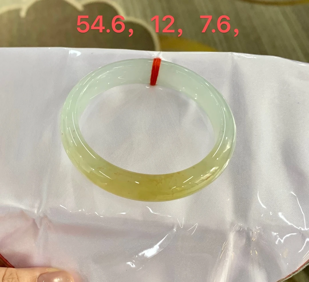 白底飘黄翡翠手镯正圈