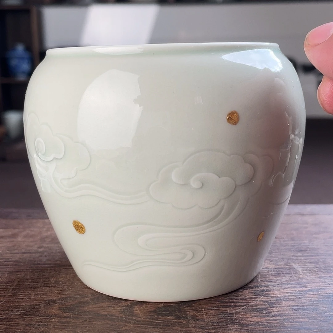 青釉微瑕刻花云纹建水