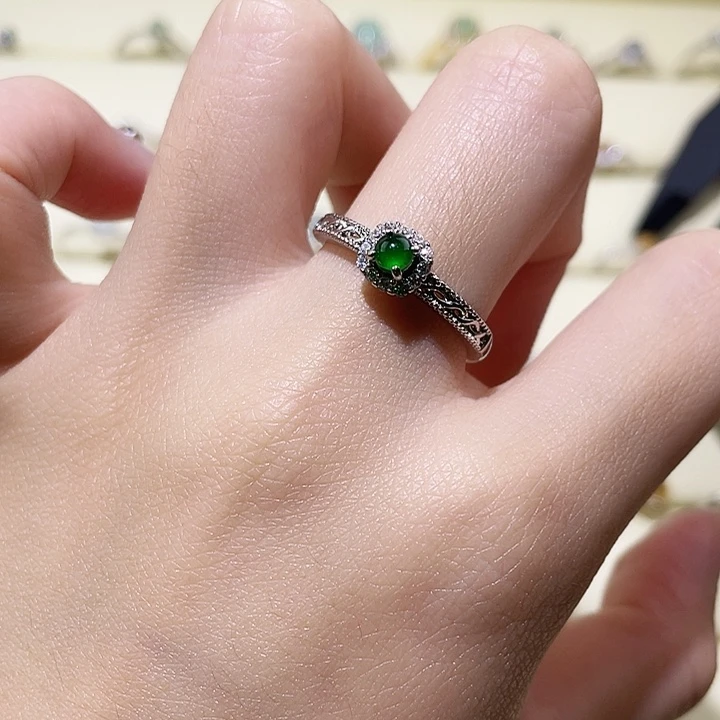 颈饰未镶嵌翡翠戒指