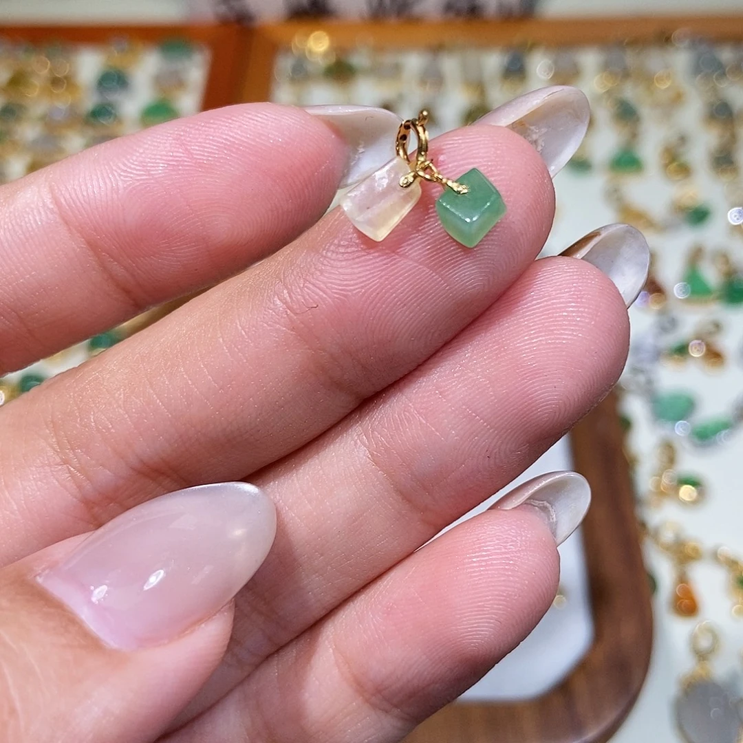 翡翠18K金镶嵌颈饰111