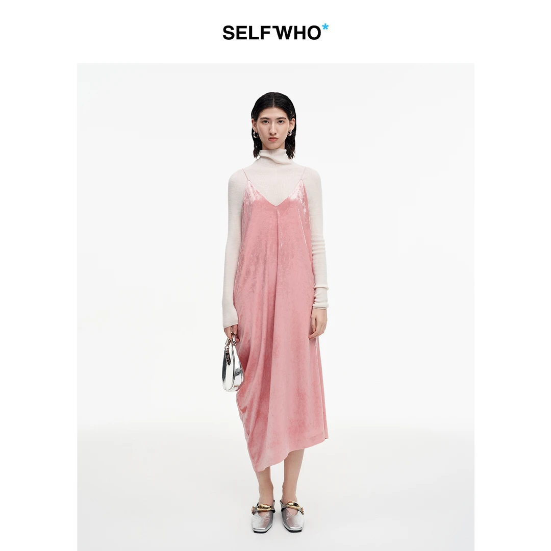 SELFWHO醋酯纤维混纺V领丝绒吊带连衣裙女2025秋新款不对称垂褶裙
